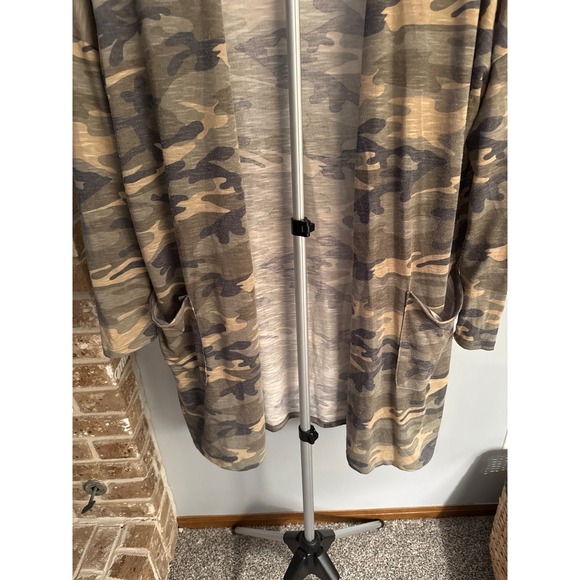 Tres Bien Women's Green Camo Open Front Cardigan Size Large - Picture 3 of 6